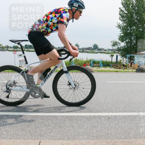 21.06.2025 - 27. Vierlanden-Triathlon H.Heesch http://msf.ph/oto/8028381 15.06.2025 11:23:39 Radfahren 187 meine-sportfotos.de
