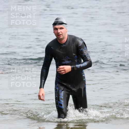 15.06.2025 - 27. Vierlanden-Triathlon Lena Gebhardt http://msf.ph/oto/8028383 15.06.2025 11:02:24 Schwimmen 687, 734 meine-sportfotos.de