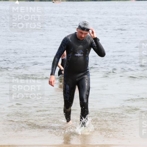 15.06.2025 - 27. Vierlanden-Triathlon Lena Gebhardt http://msf.ph/oto/8028398 15.06.2025 11:02:27 Schwimmen 687, 696, 734, 868 meine-sportfotos.de