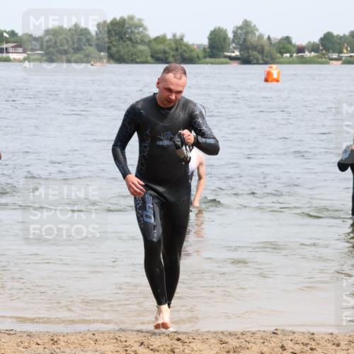 15.06.2025 - 27. Vierlanden-Triathlon Lena Gebhardt http://msf.ph/oto/8028407 15.06.2025 11:02:29 Schwimmen 687, 696, 868 meine-sportfotos.de