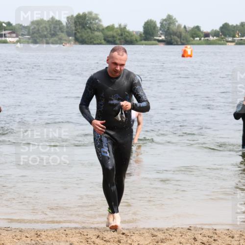 15.06.2025 - 27. Vierlanden-Triathlon Lena Gebhardt http://msf.ph/oto/8028412 15.06.2025 11:02:29 Schwimmen 687, 696, 868 meine-sportfotos.de