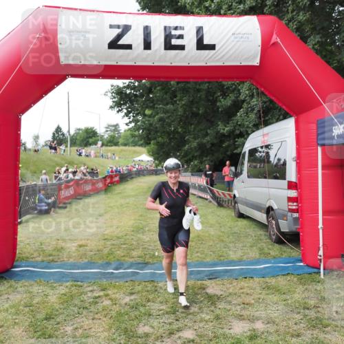21.06.2025 - 27. Vierlanden-Triathlon MichiJ http://msf.ph/oto/8028413 15.06.2026 12:13:08 Ziel 252 meine-sportfotos.de