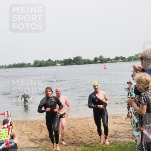 21.06.2025 - 27. Vierlanden-Triathlon MichiJ http://msf.ph/oto/8028417 15.06.2026 10:58:40 Schwimmen 636, 667, 684, 732, 743, 747 meine-sportfotos.de