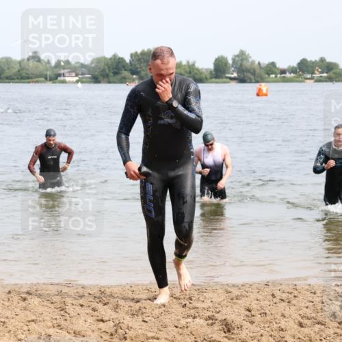 15.06.2025 - 27. Vierlanden-Triathlon Lena Gebhardt http://msf.ph/oto/8028419 15.06.2025 11:02:30 Schwimmen 687, 696, 868 meine-sportfotos.de