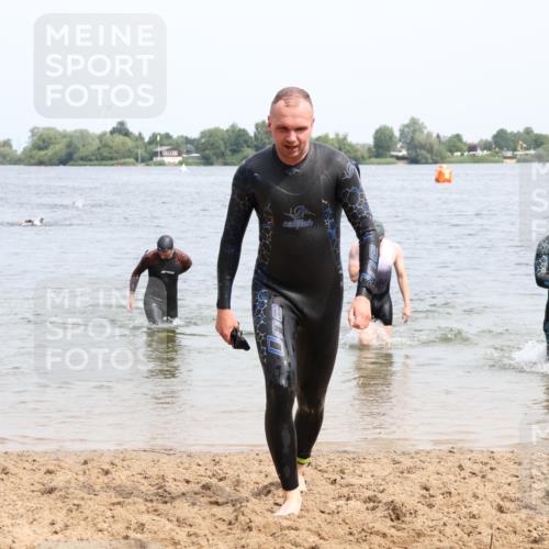 15.06.2025 - 27. Vierlanden-Triathlon Lena Gebhardt http://msf.ph/oto/8028426 15.06.2025 11:02:31 Schwimmen 672, 687, 696, 868 meine-sportfotos.de