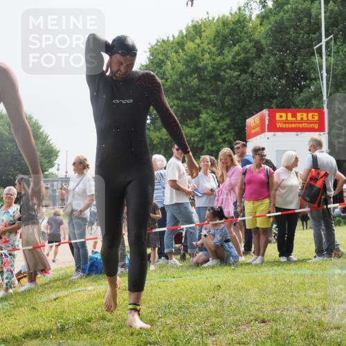 15.06.2025 - 27. Vierlanden-Triathlon KatJ http://msf.ph/oto/8028429 15.06.2025 11:02:49 Schwimmen 672, 728 meine-sportfotos.de