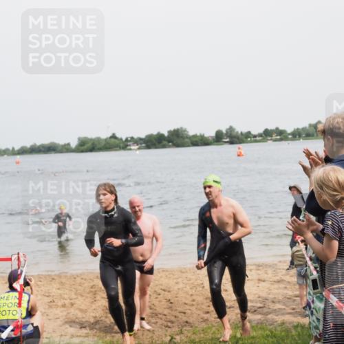 21.06.2025 - 27. Vierlanden-Triathlon MichiJ http://msf.ph/oto/8028430 15.06.2026 10:58:40 Schwimmen 636, 667, 684, 732, 743, 747 meine-sportfotos.de