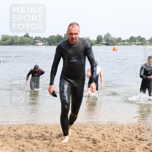 15.06.2025 - 27. Vierlanden-Triathlon Lena Gebhardt http://msf.ph/oto/8028432 15.06.2025 11:02:31 Schwimmen 672, 687, 696, 868 meine-sportfotos.de