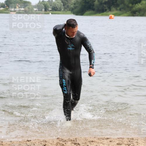 15.06.2025 - 27. Vierlanden-Triathlon Lena Gebhardt http://msf.ph/oto/8028440 15.06.2025 11:02:33 Schwimmen 672, 696, 728, 868 meine-sportfotos.de
