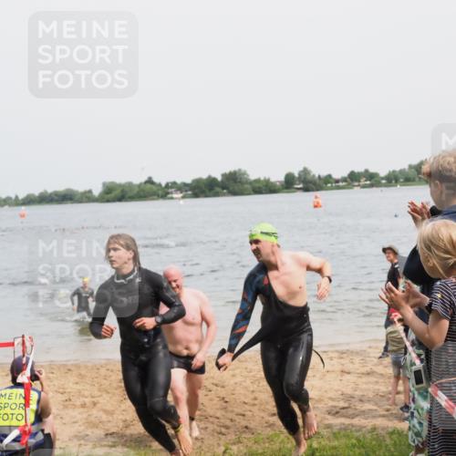21.06.2025 - 27. Vierlanden-Triathlon MichiJ http://msf.ph/oto/8028443 15.06.2026 10:58:41 Schwimmen 636, 667, 684, 732, 743, 747 meine-sportfotos.de