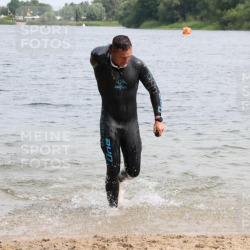 15.06.2025 - 27. Vierlanden-Triathlon Lena Gebhardt http://msf.ph/oto/8028445 15.06.2025 11:02:33 Schwimmen 672, 696, 728, 868 meine-sportfotos.de