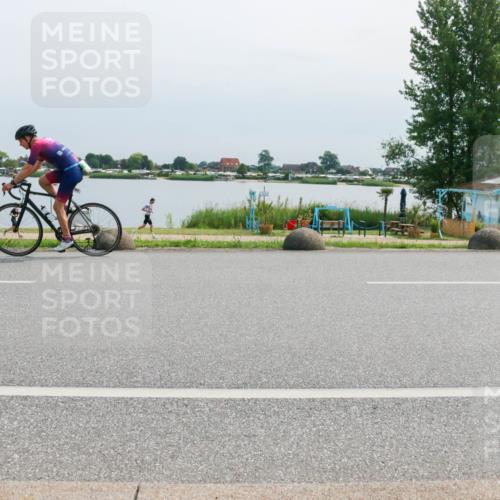 21.06.2025 - 27. Vierlanden-Triathlon H.Heesch http://msf.ph/oto/8028446 15.06.2025 11:23:58 Radfahren 833, 954 meine-sportfotos.de