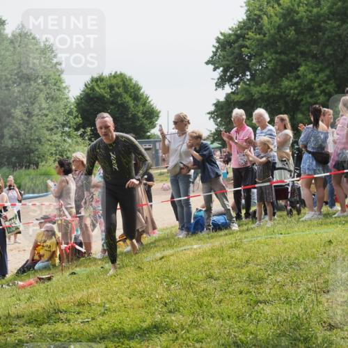 15.06.2025 - 27. Vierlanden-Triathlon KatJ http://msf.ph/oto/8028451 15.06.2025 11:03:29 Schwimmen 645, 793 meine-sportfotos.de