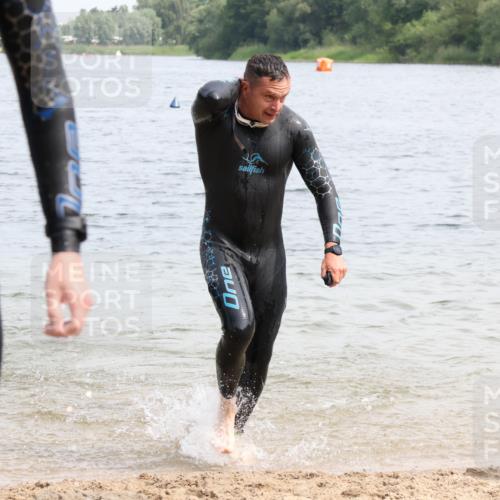 15.06.2025 - 27. Vierlanden-Triathlon Lena Gebhardt http://msf.ph/oto/8028452 15.06.2025 11:02:33 Schwimmen 672, 696, 728, 868 meine-sportfotos.de