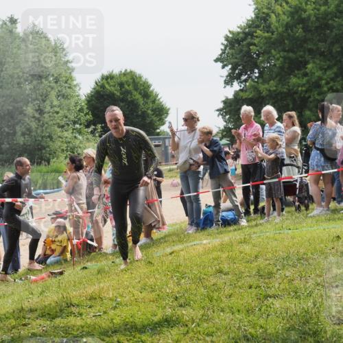 15.06.2025 - 27. Vierlanden-Triathlon KatJ http://msf.ph/oto/8028458 15.06.2025 11:03:29 Schwimmen 645, 793 meine-sportfotos.de