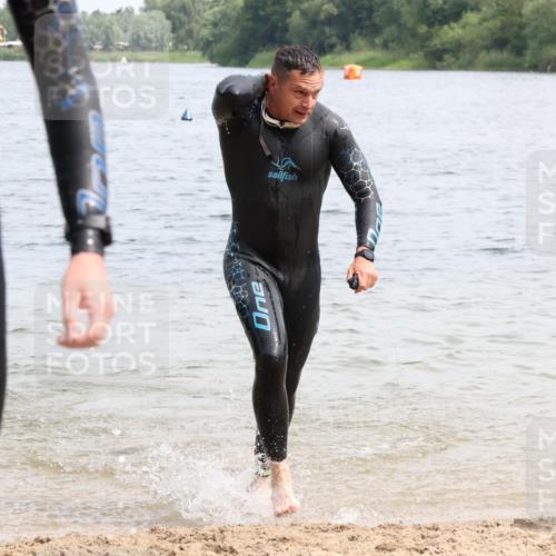 15.06.2025 - 27. Vierlanden-Triathlon Lena Gebhardt http://msf.ph/oto/8028459 15.06.2025 11:02:33 Schwimmen 672, 696, 728, 868 meine-sportfotos.de