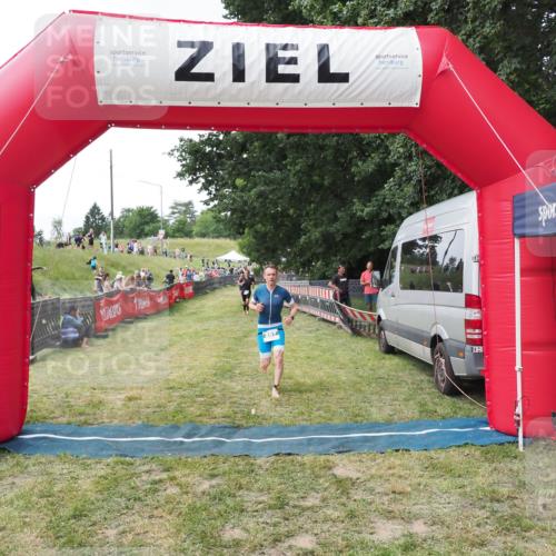 21.06.2025 - 27. Vierlanden-Triathlon MichiJ http://msf.ph/oto/8028460 15.06.2026 12:13:20 Ziel 867 meine-sportfotos.de