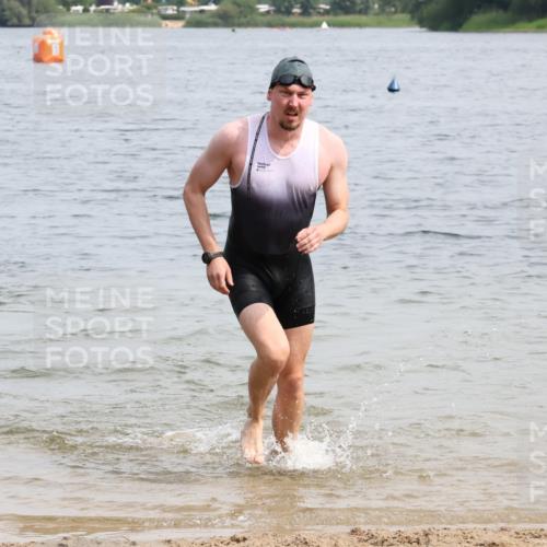 15.06.2025 - 27. Vierlanden-Triathlon Lena Gebhardt http://msf.ph/oto/8028466 15.06.2025 11:02:35 Schwimmen 672, 696, 728, 868 meine-sportfotos.de