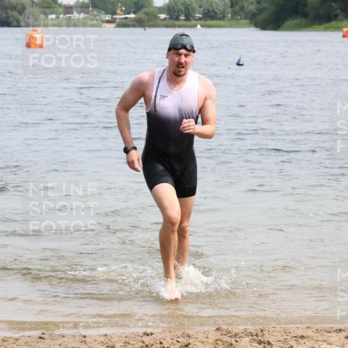15.06.2025 - 27. Vierlanden-Triathlon Lena Gebhardt http://msf.ph/oto/8028472 15.06.2025 11:02:35 Schwimmen 672, 696, 728, 868 meine-sportfotos.de
