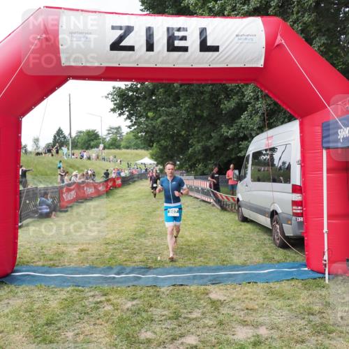 21.06.2025 - 27. Vierlanden-Triathlon MichiJ http://msf.ph/oto/8028474 15.06.2026 12:13:21 Ziel 867 meine-sportfotos.de