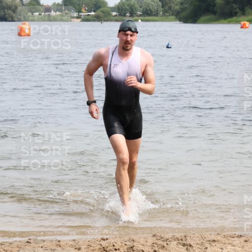 15.06.2025 - 27. Vierlanden-Triathlon Lena Gebhardt http://msf.ph/oto/8028477 15.06.2025 11:02:35 Schwimmen 672, 696, 728, 868 meine-sportfotos.de