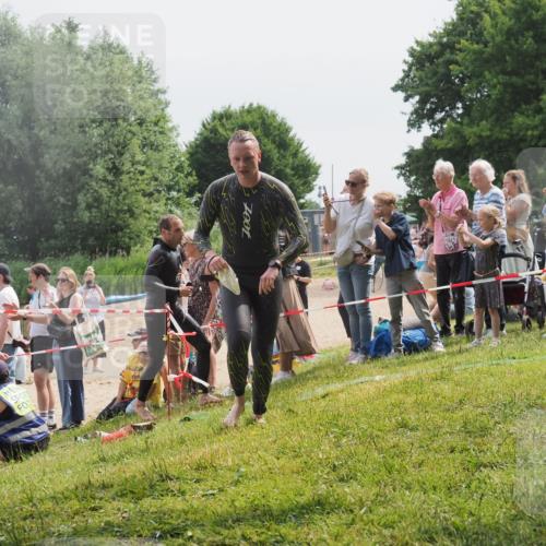 15.06.2025 - 27. Vierlanden-Triathlon KatJ http://msf.ph/oto/8028479 15.06.2025 11:03:29 Schwimmen 645, 793 meine-sportfotos.de