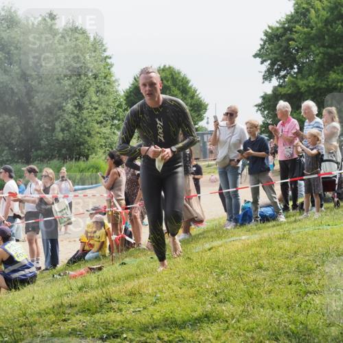 15.06.2025 - 27. Vierlanden-Triathlon KatJ http://msf.ph/oto/8028482 15.06.2025 11:03:29 Schwimmen 645, 793 meine-sportfotos.de