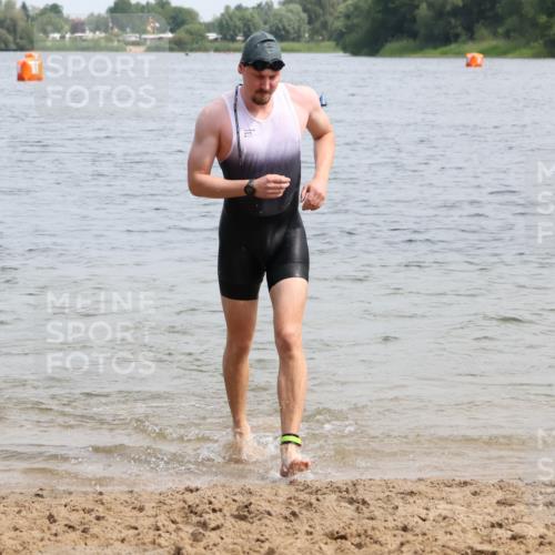 15.06.2025 - 27. Vierlanden-Triathlon Lena Gebhardt http://msf.ph/oto/8028488 15.06.2025 11:02:36 Schwimmen 672, 696, 728, 868 meine-sportfotos.de