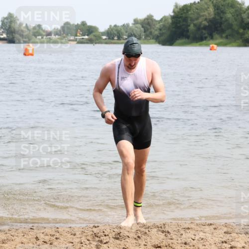 15.06.2025 - 27. Vierlanden-Triathlon Lena Gebhardt http://msf.ph/oto/8028491 15.06.2025 11:02:36 Schwimmen 672, 696, 728, 868 meine-sportfotos.de