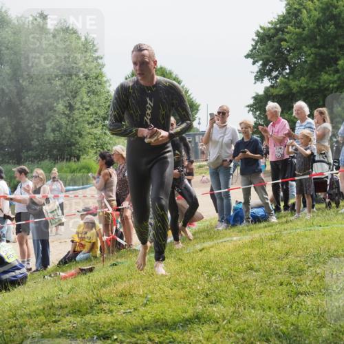 15.06.2025 - 27. Vierlanden-Triathlon KatJ http://msf.ph/oto/8028494 15.06.2025 11:03:30 Schwimmen 645, 766, 793, 810 meine-sportfotos.de