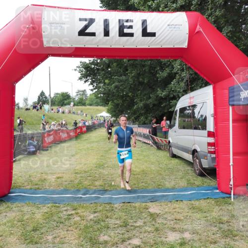21.06.2025 - 27. Vierlanden-Triathlon MichiJ http://msf.ph/oto/8028495 15.06.2026 12:13:21 Ziel 867 meine-sportfotos.de
