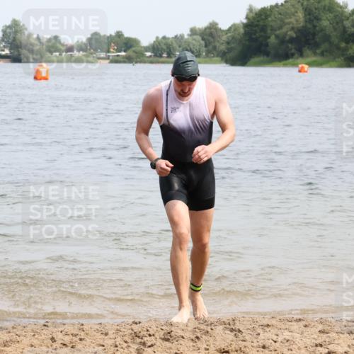 15.06.2025 - 27. Vierlanden-Triathlon Lena Gebhardt http://msf.ph/oto/8028496 15.06.2025 11:02:36 Schwimmen 672, 696, 728, 868 meine-sportfotos.de