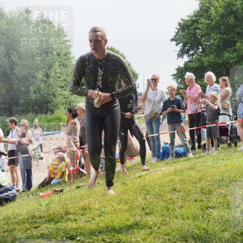 15.06.2025 - 27. Vierlanden-Triathlon KatJ http://msf.ph/oto/8028500 15.06.2025 11:03:30 Schwimmen 645, 766, 793, 810 meine-sportfotos.de