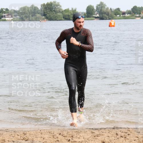 15.06.2025 - 27. Vierlanden-Triathlon Lena Gebhardt http://msf.ph/oto/8028502 15.06.2025 11:02:37 Schwimmen 672, 696, 728, 868 meine-sportfotos.de