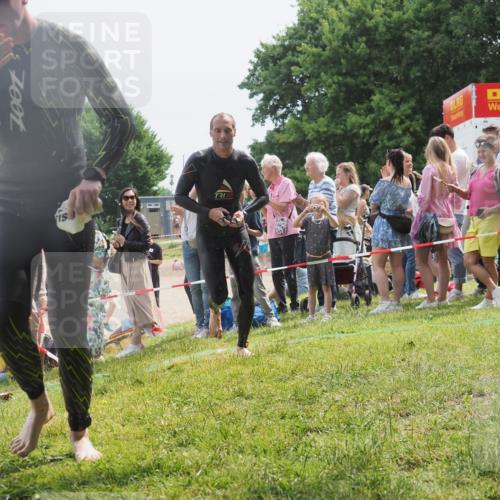 15.06.2025 - 27. Vierlanden-Triathlon KatJ http://msf.ph/oto/8028508 15.06.2025 11:03:31 Schwimmen 645, 766, 793, 810 meine-sportfotos.de