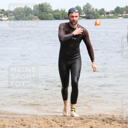 15.06.2025 - 27. Vierlanden-Triathlon Lena Gebhardt http://msf.ph/oto/8028512 15.06.2025 11:02:37 Schwimmen 672, 696, 728, 868 meine-sportfotos.de