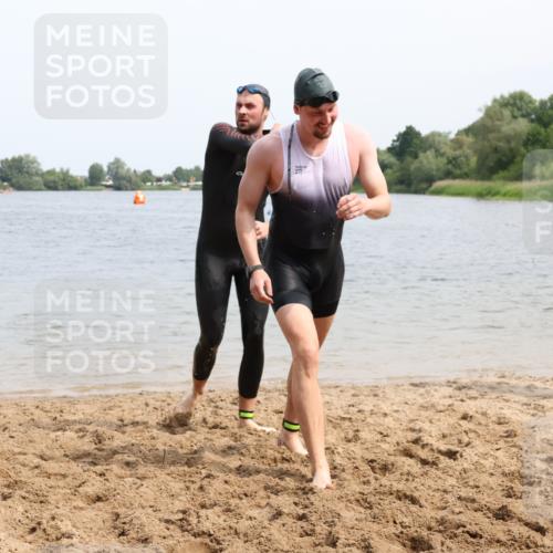 15.06.2025 - 27. Vierlanden-Triathlon Lena Gebhardt http://msf.ph/oto/8028524 15.06.2025 11:02:40 Schwimmen 672, 696, 728, 868 meine-sportfotos.de