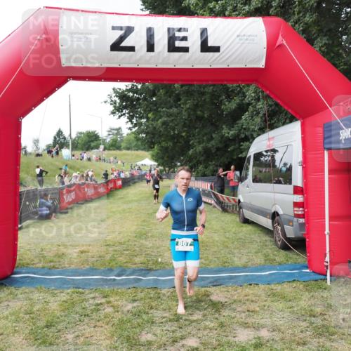 21.06.2025 - 27. Vierlanden-Triathlon MichiJ http://msf.ph/oto/8028528 15.06.2026 12:13:21 Ziel 867 meine-sportfotos.de