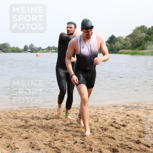 15.06.2025 - 27. Vierlanden-Triathlon Lena Gebhardt http://msf.ph/oto/8028532 15.06.2025 11:02:40 Schwimmen 672, 696, 728, 868 meine-sportfotos.de