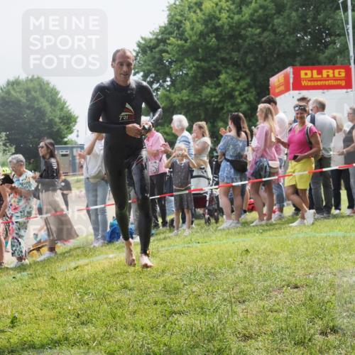 15.06.2025 - 27. Vierlanden-Triathlon KatJ http://msf.ph/oto/8028539 15.06.2025 11:03:31 Schwimmen 645, 766, 793, 810 meine-sportfotos.de