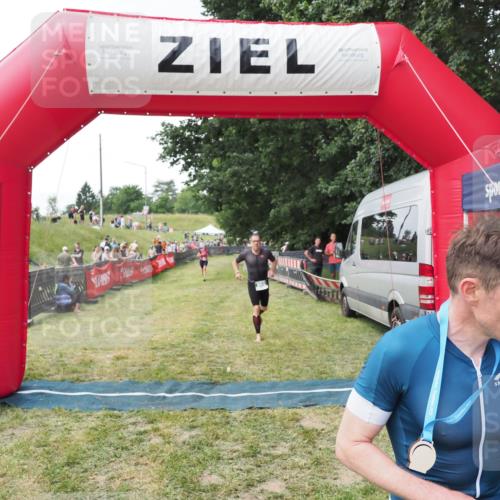 21.06.2025 - 27. Vierlanden-Triathlon MichiJ http://msf.ph/oto/8028543 15.06.2026 12:13:25 Ziel 867, 869 meine-sportfotos.de