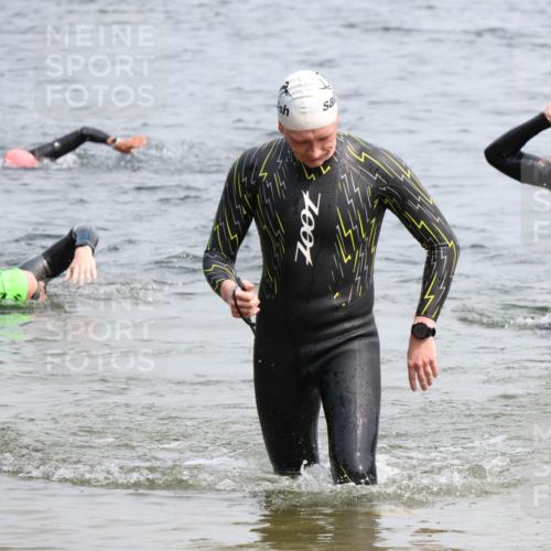 15.06.2025 - 27. Vierlanden-Triathlon Lena Gebhardt http://msf.ph/oto/8028546 15.06.2025 11:03:18 Schwimmen 645, 793 meine-sportfotos.de
