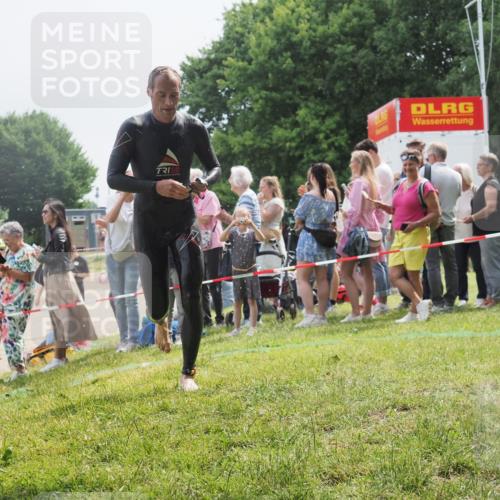 15.06.2025 - 27. Vierlanden-Triathlon KatJ http://msf.ph/oto/8028548 15.06.2025 11:03:31 Schwimmen 645, 766, 793, 810 meine-sportfotos.de