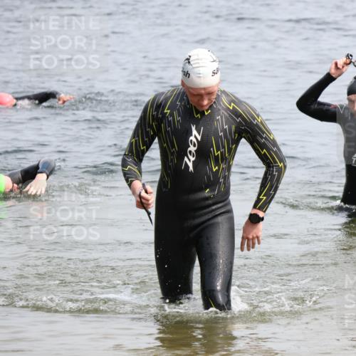 15.06.2025 - 27. Vierlanden-Triathlon Lena Gebhardt http://msf.ph/oto/8028549 15.06.2025 11:03:18 Schwimmen 645, 793 meine-sportfotos.de