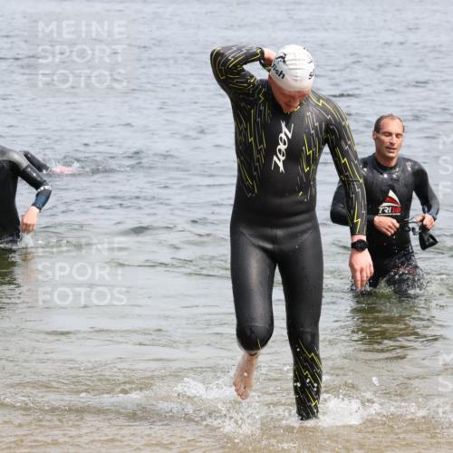 15.06.2025 - 27. Vierlanden-Triathlon Lena Gebhardt http://msf.ph/oto/8028551 15.06.2025 11:03:21 Schwimmen 645, 793 meine-sportfotos.de