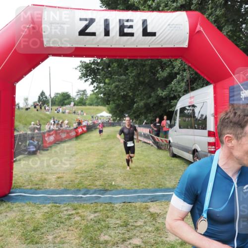 21.06.2025 - 27. Vierlanden-Triathlon MichiJ http://msf.ph/oto/8028554 15.06.2026 12:13:25 Ziel 867, 869 meine-sportfotos.de