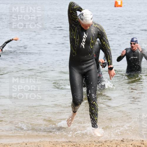 15.06.2025 - 27. Vierlanden-Triathlon Lena Gebhardt http://msf.ph/oto/8028562 15.06.2025 11:03:22 Schwimmen 645, 793 meine-sportfotos.de