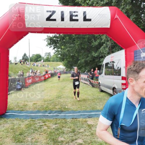 21.06.2025 - 27. Vierlanden-Triathlon MichiJ http://msf.ph/oto/8028564 15.06.2026 12:13:25 Ziel 867, 869 meine-sportfotos.de