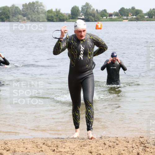 15.06.2025 - 27. Vierlanden-Triathlon Lena Gebhardt http://msf.ph/oto/8028565 15.06.2025 11:03:23 Schwimmen 645, 766, 793, 810 meine-sportfotos.de