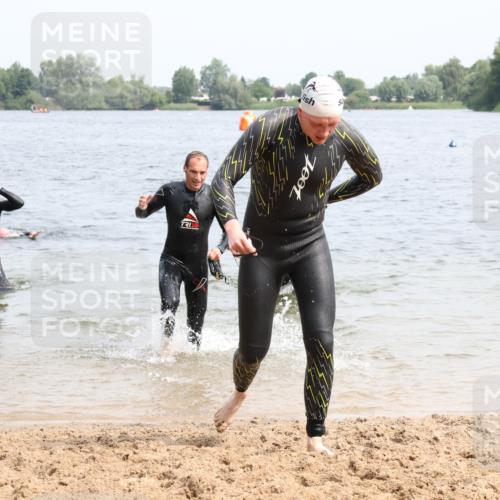 15.06.2025 - 27. Vierlanden-Triathlon Lena Gebhardt http://msf.ph/oto/8028569 15.06.2025 11:03:24 Schwimmen 645, 766, 793, 810 meine-sportfotos.de